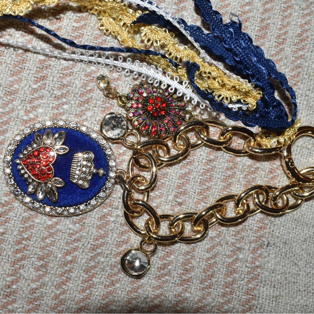 *UNIQUE* Gold and Blue Crown Heart Pendant Bag Charm - Picture 8 of 9